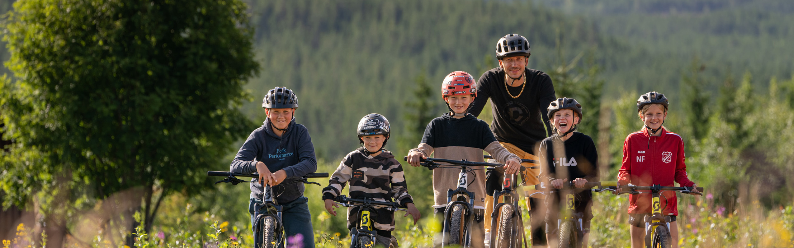 Pappa med 5 barn som cyklar i Orsa Grönklitt.