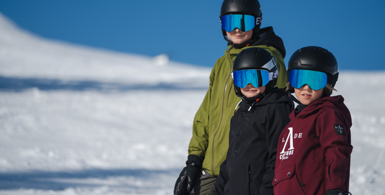 3 grabbar i alpin utrustning står på led i norrbacken i Orsa Grönklitt